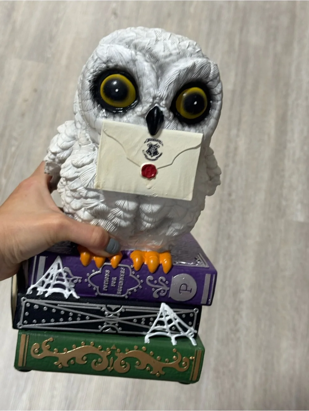 Harry potter Owl Figurine with Yellow Eyes and Orange Feet - Decorative Hom